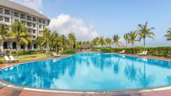 Melia-Vinpearl-Cua-Hoi-Ho-boi-ngoai-troi